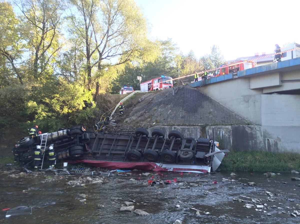 Groźny wypadek na krajowej "19" na Podkarpaciu. Tir przełamał bariery na moście i spadł do rzeki Jesiołki. 