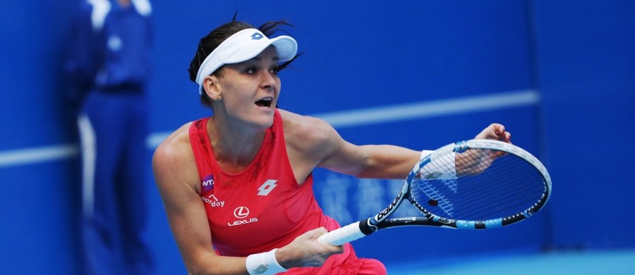 Rozstawiona z numerem czwartym Agnieszka Radwańska przegrała z Hiszpanką Garbine Muguruzą (5.) 6:4, 3:6, 4:6 w półfinale tenisowego turnieju WTA Premier Mandatory na twardych kortach w Pekinie.