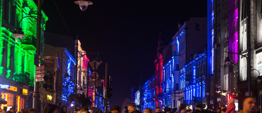 Aż 47 różnych projekcji i instalacji świetlnych czeka na widzów Festiwalu Światła w Łodzi, który potrwa do niedzieli. Aby podziwiać te niesamowite iluminacje i mapping, trzeba odwiedzić kwartał miasta ograniczony ulicami: Piotrkowską, Traugutta, Nawrot i Targową. 