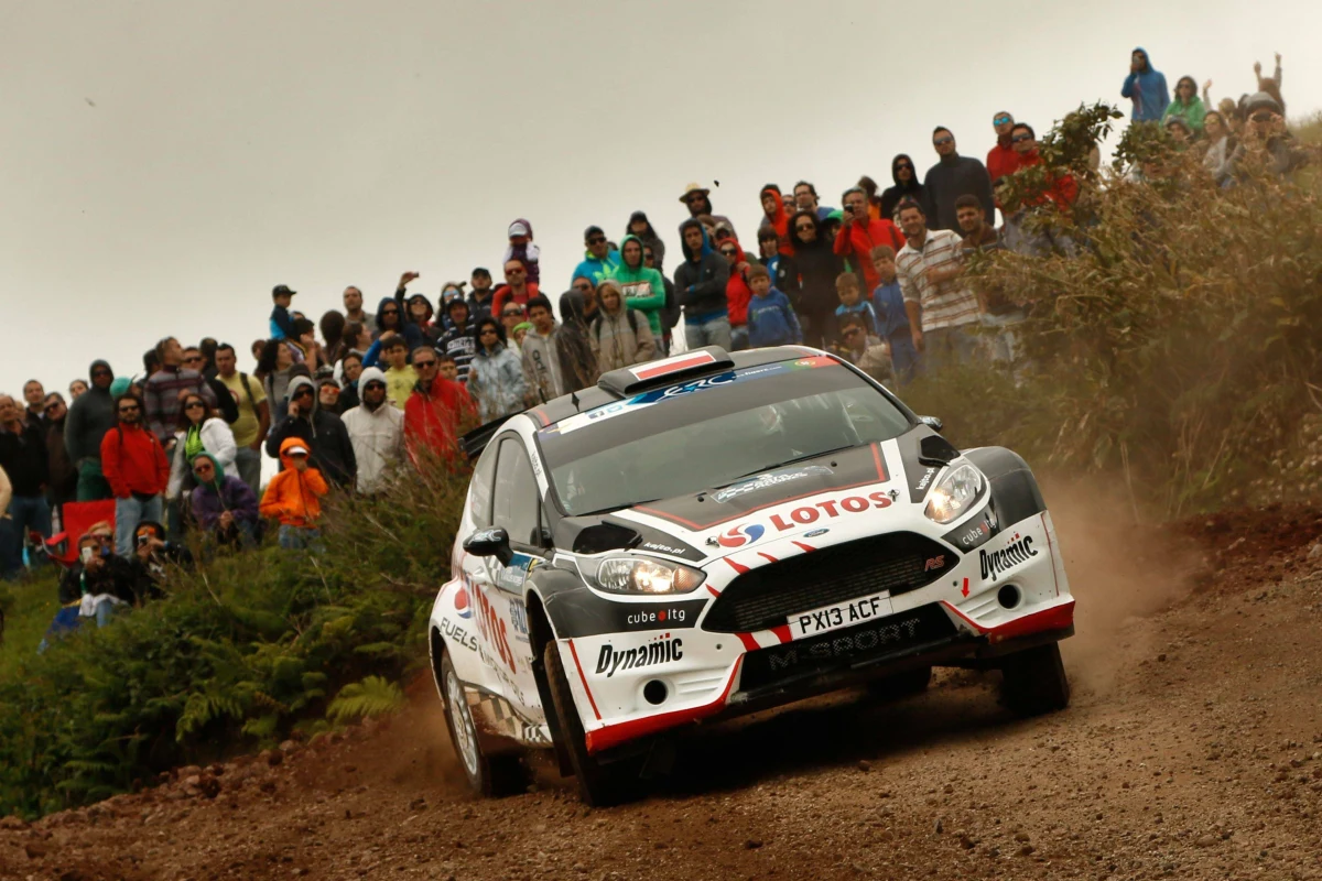 To była ciężka przeprawa dla zawodników i samochodów – pierwszy dzień Rajdu Akropolu nie oszczędzał nikogo. Z trudnymi warunkami dobrze poradził sobie jadący w barwach RMF FM Kajetan Kajetanowicz, który zajmuje drugie miejsce. Jeśli w niedzielę utrzyma dobrą dyspozycję – może sięgnąć po tytuł Mistrza Europy. 