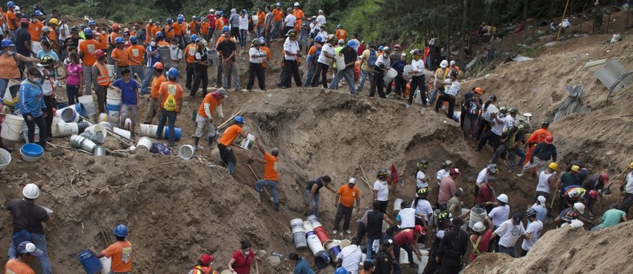 Liczba ofiar śmiertelnych lawiny ziemnej, która 10 dni temu zeszła na wioskę na południu Gwatemali, wzrosła do 266 osób - poinformowały służby ratunkowe. Kilkudziesięciu mieszkańców nadal uważa się za zaginionych.