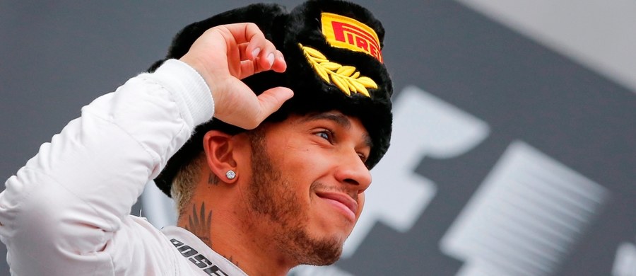 Brytyjczyk Lewis Hamilton (Mercedes GP) odniósł w Soczi 9. w sezonie zwycięstwo w wyścigu o Grand Prix Formuły 1, umacniając się na pozycji lidera mistrzostw świata. Ma 66 pkt przewagi nad drugim Sebastianem Vettelem (Ferrari), a do zdobycia pozostało 100 pkt.