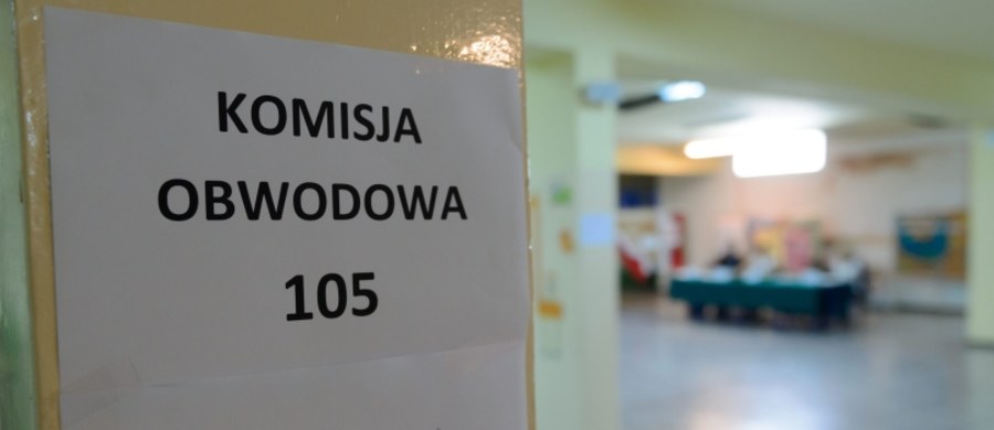 Zdecydowana większość komentatorów politycznych jest zgodna co do tego, że najbliższe wybory parlamentarne wygra Prawo i Sprawiedliwość, chociaż zdania na temat skali owego powszechnie przewidywanego zwycięstwa są podzielone. 