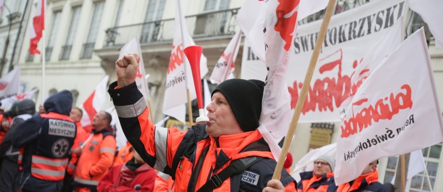 Przed gmachem ministerstwa zdrowia w Warszawie trwa ogólnopolski protest ratowników medycznych. Do stolicy przyjechało ponad tysiąc osób. Demonstrację organizuje NSZZ Solidarność Pomorza Zachodniego. 