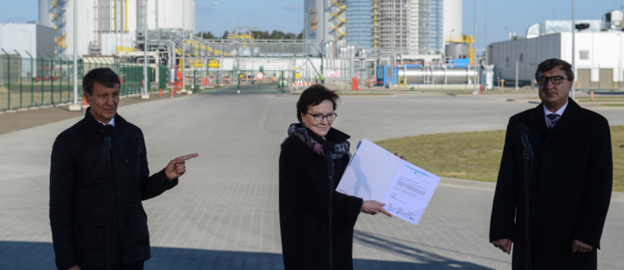 "Polska osiągnęła swój cel strategiczny" - oświadczyła premier Ewa Kopacz podczas wizyty w terminalu LNG w Świnoujściu. "Zbiorniki są gotowe na przyjęcie skroplonego gazu. Budowa gazoportu właśnie się zakończyła" - zapewniała szefowa rządu na tle... pracujących koparek. 
