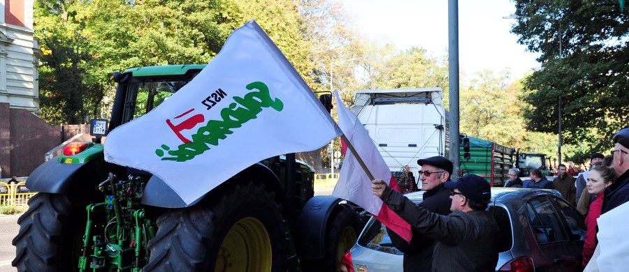 Rolnicze ciągniki mogą stać przed szczecińską prokuraturą nawet przez dwa tygodnie – zapowiada organizator protestu. To akcja solidarnościowa z aresztowanymi rolnikami z Pyrzyc. 
Prokurator postawił zarzuty 12 osobom. Twierdzi, że ustalali między sobą, kto kupuje ziemię w przetargu od Agencji Nieruchomości Rolnych. 
