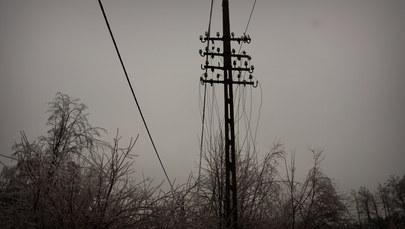 Świętokrzyskie: 6 tys. odbiorców nadal bez prądu po opadach śniegu