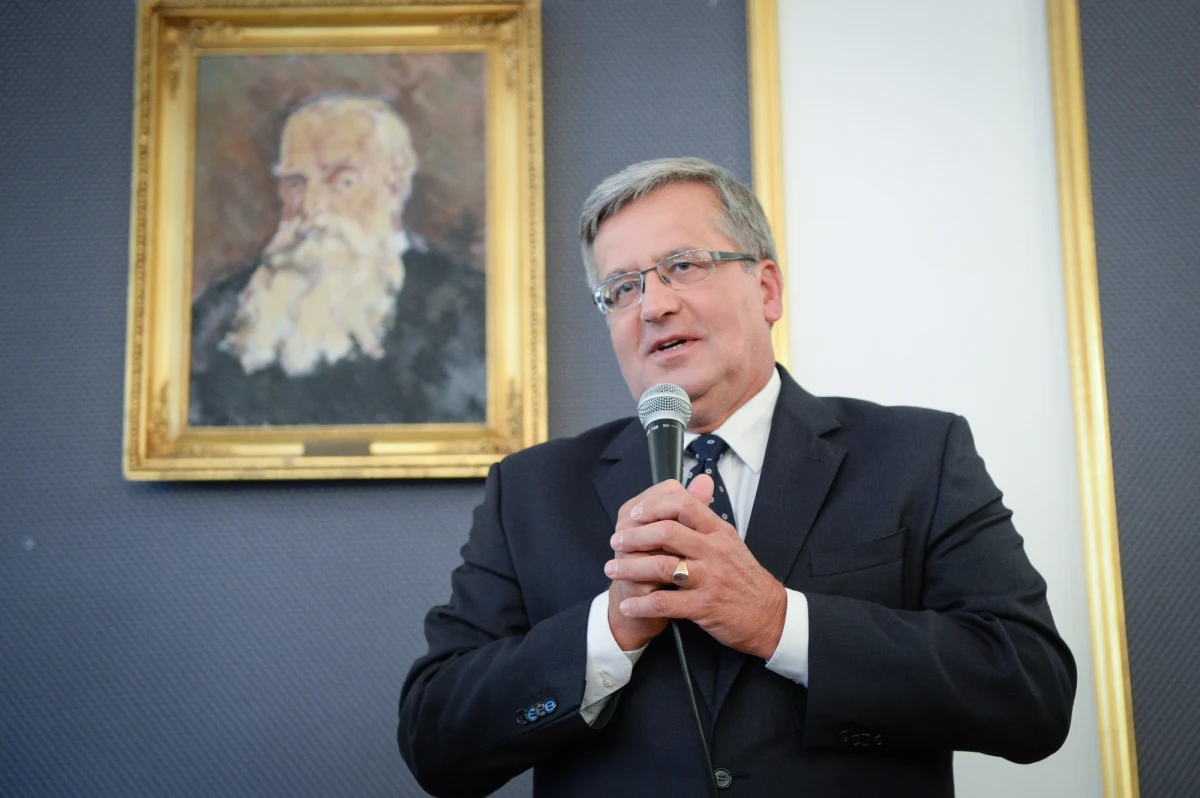 W dopuszczonym przez resort edukacji darmowym podręczniku do historii Bronisław Komorowski (63 l.) jest ciągle urzędującą głową państwa! - donosi "Fakt". 