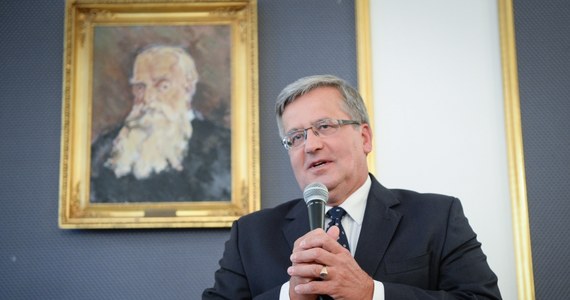 W dopuszczonym przez resort edukacji darmowym podręczniku do historii Bronisław Komorowski (63 l.) jest ciągle urzędującą głową państwa! - donosi "Fakt". 