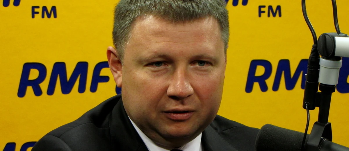 "Ustalenia obu sztabów są takie, że panie będą stały w tej debacie. Premier Kopacz ma większe szanse na zwycięstwo, bo jest politykiem bardziej doświadczonym, który spełniał ważne funkcje publiczne. I chyba jest wyższa od Beaty Szydło" - mówi w Kontrwywiadzie RMF FM szef sztabu PO Marcin Kierwiński. Kto we wtorkowej debacie? Kierwiński odpowiada, że nie premier Kopacz, bo ma "wiele obowiązków". Pytany o koalicję PO-PiS-PSL odpowiada: "Nie wyobrażam sobie koalicji z PiS-em. Kompletnie inne wizje Polski. Nie odnalazłbym się w Polsce zamkniętej, którą proponuje Prawo i Sprawiedliwość". Polska przyjmie 100 tys. uchodźców według Jarosława Kaczyńskiego? "Prezes żyje w oparach absurdu. PiS gra nie fair, straszy i kłamie" - odpowiada Marcin Kierwiński. "Przyjmiemy około 7 tys. uchodźców" - dodaje.