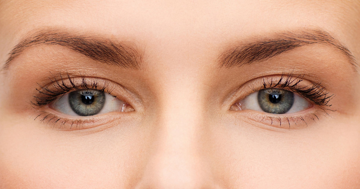 Nowe badanie pokazuje, że kolor naszych oczu przekłada się na zdolność widzenia i czytania. Osoby z jasnymi oczami są w stanie czytać przy znacznie słabszym oświetleniu niż ich ciemnoocy rówieśnicy.