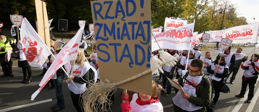 Zwiększenia nakładów na edukację, w tym podwyżek dla nauczycieli domagają się uczestnicy manifestacji zorganizowanej wspólnie w Dniu Edukacji Narodowej przed kancelarią premiera przez Związek Nauczycielstwa Polskiego i oświatową Solidarność. Związkowcy protestują też przeciw likwidacji szkół i łamaniu prawa przez samorządy.