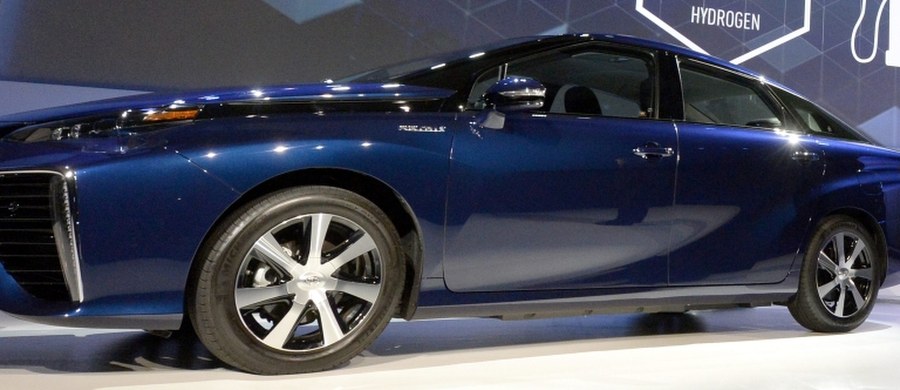 Japoński koncern motoryzacyjny Toyota zapowiedział, że do 2050 roku chce sprzedawać niemal wyłącznie samochody z silnikami hybrydowymi i ogniwami wodorowymi. Tym samym chce pomóc w zmniejszeniu emisji szkodliwych substancji do atmosfery.