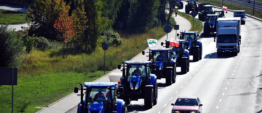 Rolnicze ciągniki opuszczają Szczecin. Od poniedziałku przed budynkiem Prokuratury Okręgowej parkowało kilkadziesiąt maszyn w proteście przeciwko aresztowaniu rolników spod Pyrzyc.
