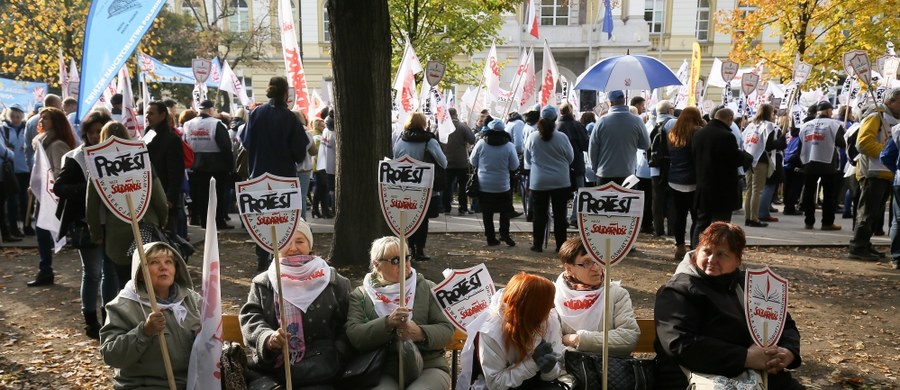 „Dość tego” – to hasło ogólnopolskiej manifestacji nauczycieli przed Kancelarią Premiera. Protestujący żądali większych nakładów na edukację. W sumie protestowało kilkanaście tysięcy osób ze wszystkich województw. 