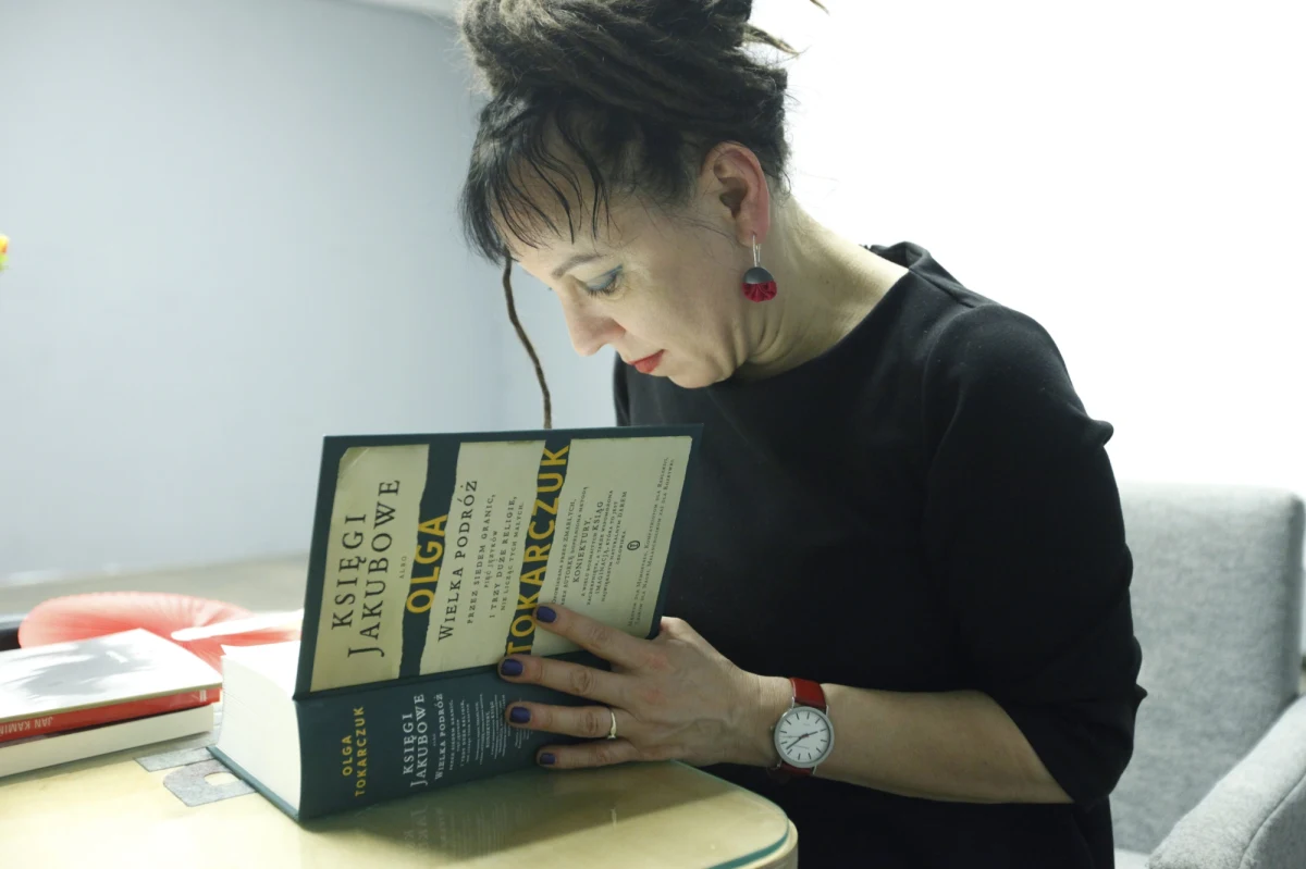 O fali hejtu wymierzonej w znaną pisarkę Olgę Tokarczuk pisze "Gazeta Wyborcza". "Żydowska szmata", "ukraińska k..." - to tylko niektóre z epitetów, które padają pod jej adresem. Internauci grożą też dwukrotnej laureatce Literackiej Nagrody Nike śmiercią. 