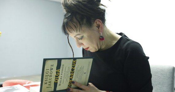 O fali hejtu wymierzonej w znaną pisarkę Olgę Tokarczuk pisze "Gazeta Wyborcza". "Żydowska szmata", "ukraińska k..." - to tylko niektóre z epitetów, które padają pod jej adresem. Internauci grożą też dwukrotnej laureatce Literackiej Nagrody Nike śmiercią. 