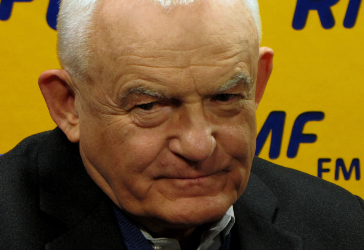 "Koalicja 'wszyscy przeciw PiS' byłaby oparta na marnym spoiwie, bo wtedy nikt nie pyta o wspólnotę programową, tylko wszyscy mówią: zjednoczmy się przeciw PiS-owi" - mówi w Kontrwywiadzie RMF FM były premier, szef SLD Leszek Miller. Jego zdaniem, "PiS ma ogromny atut i to wcale nie w postaci tylko Jarosława Kaczyńskiego, ale Andrzeja Dudy". "Jeżeli PiS wygra, to prezydent Duda powierza Kaczyńskiemu misję tworzenia rządu. Jak pan sądzi, czy pan Kaczyński dokupi sobie brakujących posłów, czy nie?" - pyta Konrada Piaseckiego Miller. "Lewicy nie jest w stanie dokupić, ale jest w stanie dokupić prawe skrzydło PO, PSL albo innych polityków" - uważa gość Kontrwywiadu.