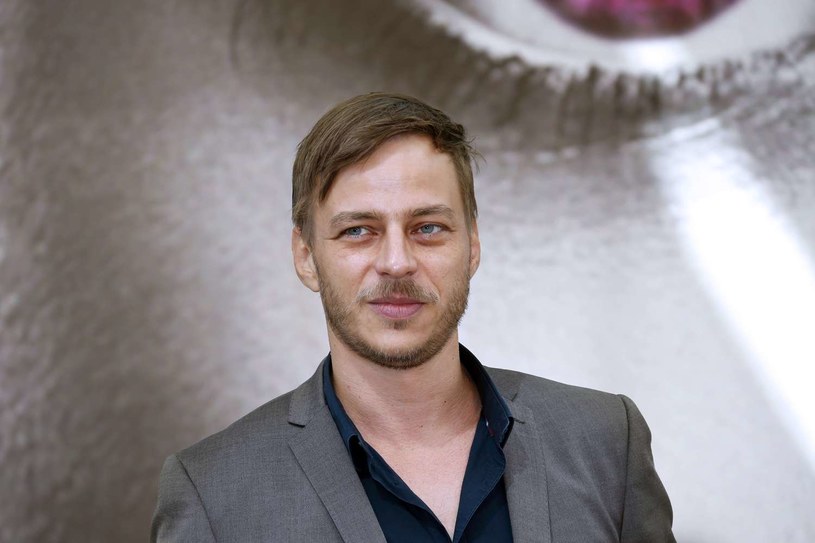 Tom Wlaschiha - aktor urodzony w Niemczech, który dał się poznać jako jeden z bohaterów serialu "Gra o tron" - gra jedną z głównych ról w kryminalnej produkcji "Przekraczając granice". Trzeci sezon serialu pojawi się na kanale AXN - odcinek pierwszy stacja wyemituje w poniedziałek, 12 października.