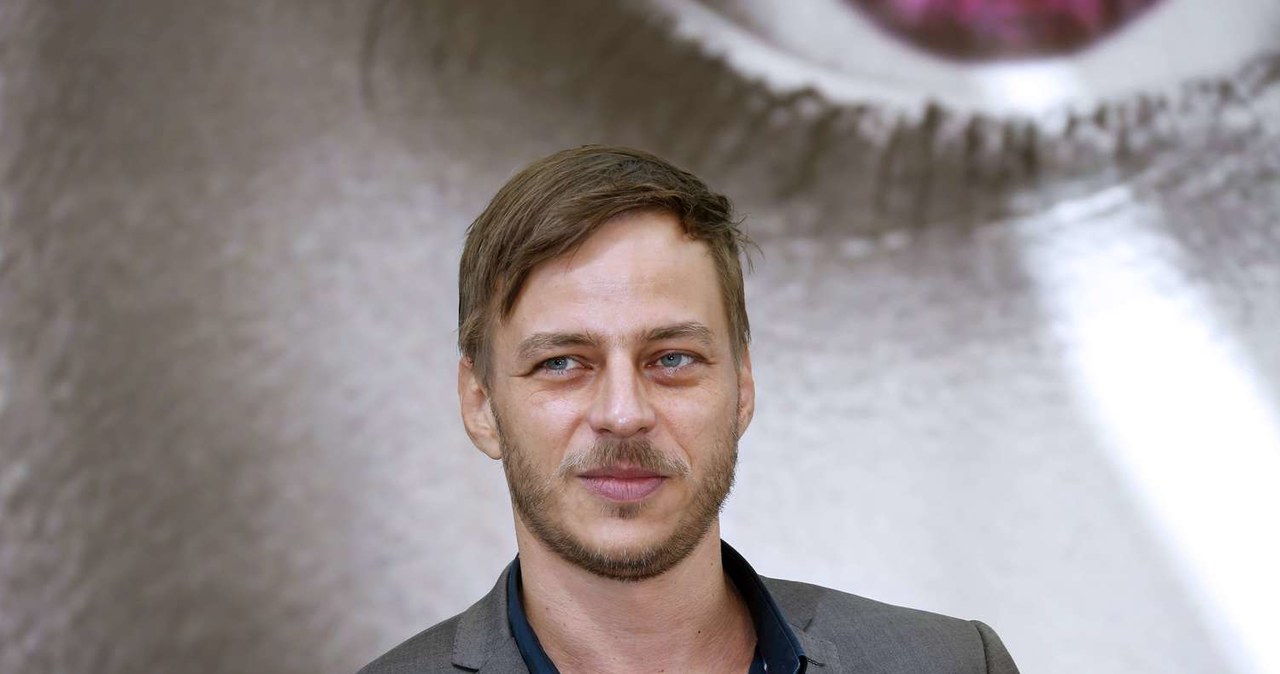 Tom Wlaschiha - aktor urodzony w Niemczech, który dał się poznać jako jeden z bohaterów serialu "Gra o tron" - gra jedną z głównych ról w kryminalnej produkcji "Przekraczając granice". Trzeci sezon serialu pojawi się na kanale AXN - odcinek pierwszy stacja wyemituje w poniedziałek, 12 października.