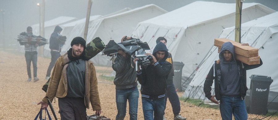 Imigranci przypływający łodziami na włoskie wybrzeża są zdrowi, nie przywożą groźnych chorób zakaźnych - powiedział Pietro Bartolo, lekarz z Lampedusy, który pomógł dziesiątkom tysięcy uchodźców. Był świadkiem tragedii na morzu i odebrał wiele porodów.