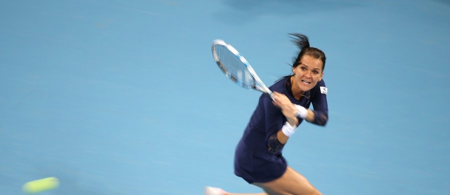 Rozstawiona z "dwójką" Agnieszka Radwańska bez problemu awansowała do ćwierćfinału turnieju WTA Tour na twardych kortach w Tiencinie (pula nagród 426 750 dol.). W czwartek pokonała chińską tenisistkę Qiang Wang 6:1, 6:1.