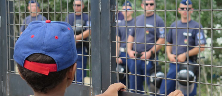 O północy zamknięta zostanie 300-kilometrowa granica Węgier z Chorwacją, aby powstrzymać napływ migrantów - poinformował węgierski minister spraw zagranicznych Peter Szijjarto. Decyzja zapadła na posiedzeniu Rady Bezpieczeństwa Narodowego, które zwołał premier Viktor Orban. We wrześniu Budapeszt w tym samym celu zamknął granicę z Serbią.