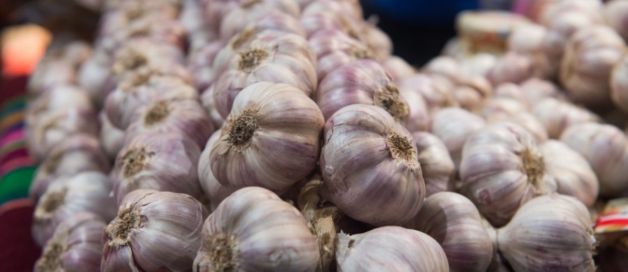 Karę pięciu lat więzienia oraz kary w zawieszeniu od trzech i pół roku do ośmiu miesięcy więzienia wymierzono 12 oskarżonym w procesie dotyczącym tzw. afery czosnkowej - chodziło o oszustwa celne związane z jego importem. Straty Skarbu Państwa to ponad 2,1 mln zł. Wobec dwojga oskarżonych sąd warunkowo umorzył postępowanie - poinformował siedlecki sąd. Wyrok jest nieprawomocny.
