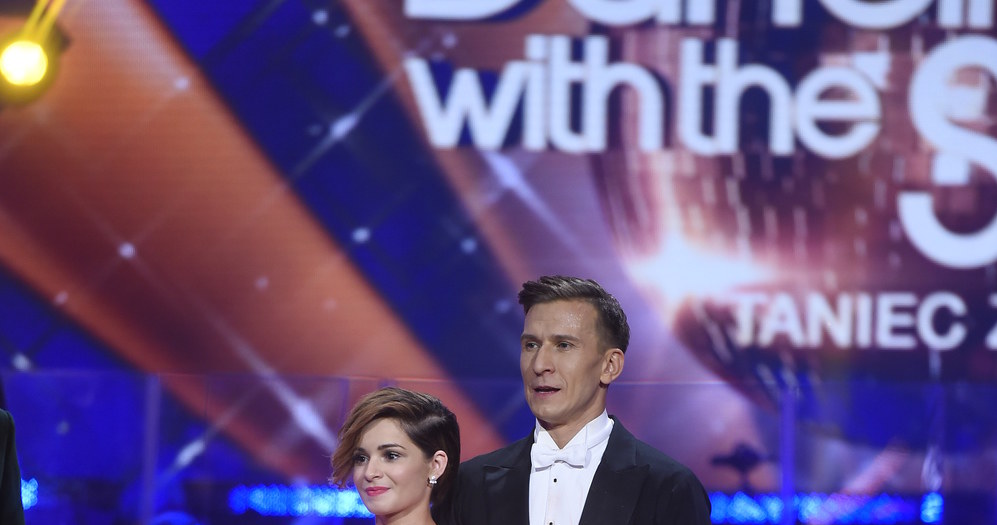 W szóstym odcinku z programem "Dancing with the Stars. Taniec z gwiazdami" nieoczekiwanie pożegnali się Ewelina Lisowska i Tomasz Barański. Trzeba przyznać, że po ogłoszeniu tej decyzji w studiu zapadła martwa cisza... Najlepsi w opinii jurorów byli tego wieczoru Anna Cieślak i Rafał Maserak.