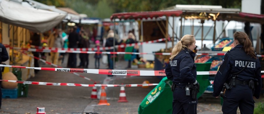 Atak nożownika na kandydatkę na burmistrza Kolonii i czterech jej współpracowników. Polityk jest ciężko ranna, ale jej życiu nie zagraża niebezpieczeństwo. Po zamachu napastnik miał powiedzieć: "Musiałem to zrobić, żeby ochronić nas wszystkich". Według świadków, chodziło o fakt przyjmowania przez Niemcy uchodźców.