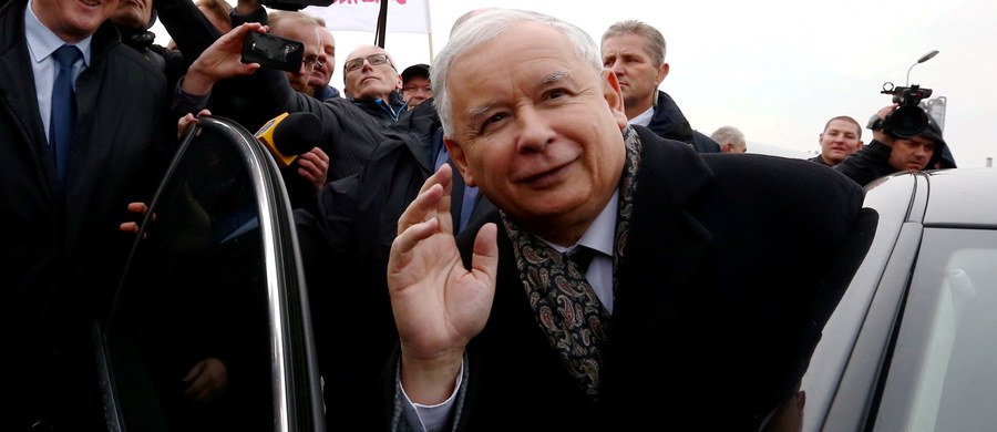 "Trzeba wygrać, proszę państwa, trzeba wygrać zdecydowanie, bo szansa na prawdziwą zmianę jest wtedy, gdy uzyskamy bezwzględną większość w Sejmie i Senacie" – mówił podczas spotkania z mieszkańcami warszawskiego Targówka prezes PiS Jarosław Kaczyński. "Wiem, że nikomu dotąd się to nie udało, ale nam się to musi udać" – dodał. „Nie rozważajmy tutaj różnego rodzaju koalicji, koalicje się nie sprawdziły" – podkreślił. 