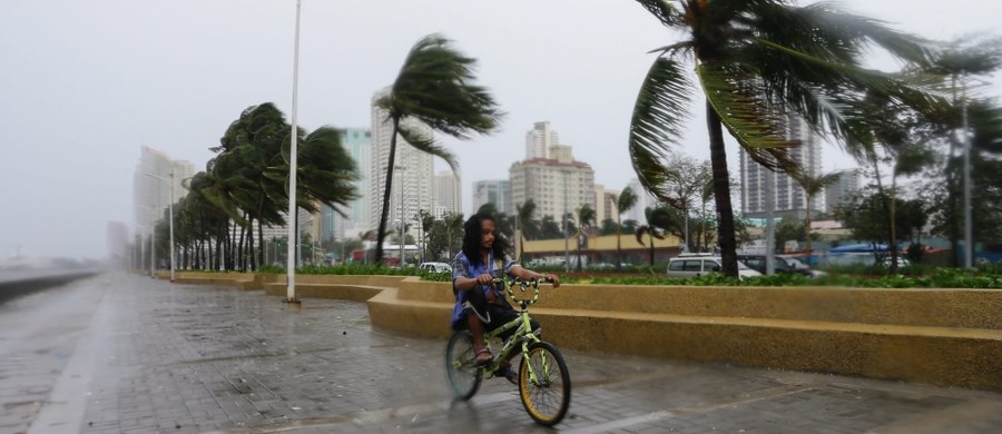 Potężny tajfun Koppu zaatakował obszary na północnym wschodzie Filipin. Towarzyszące mu porywiste wiatry mogą utrzymywać się przez trzy kolejne dni - poinformowała krajowa agencja meteorologiczna. Na razie brak doniesień o ofiarach.