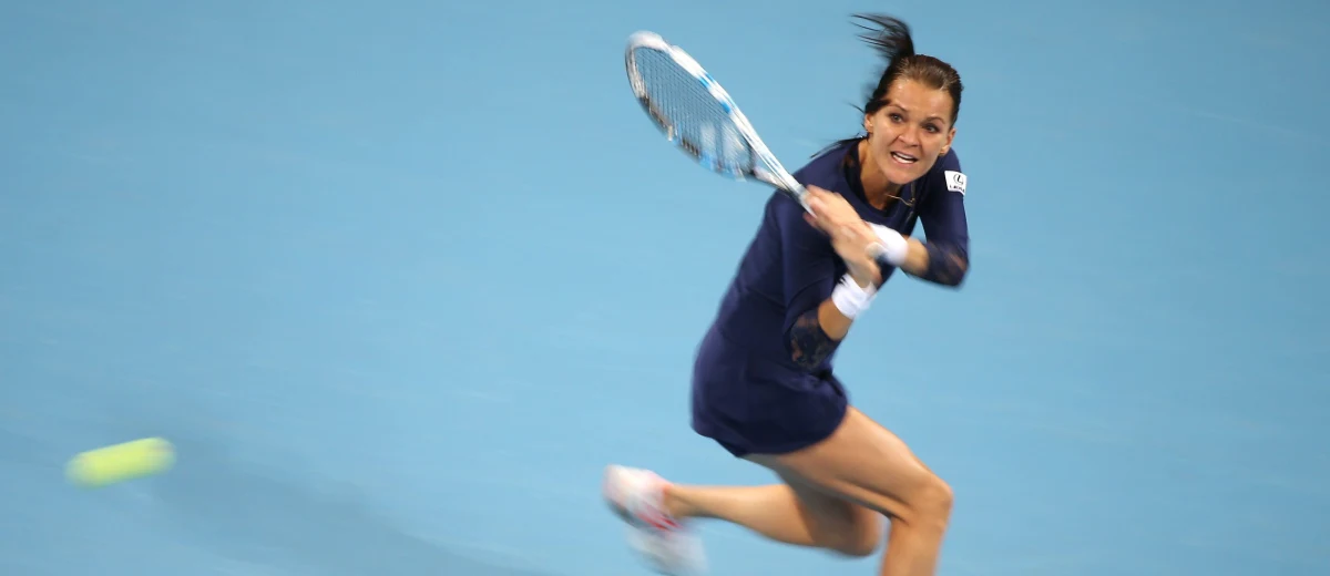 Agnieszka Radwańska przegrała z Marią Szarapową 6:4, 3:6, 4:6 w meczu Grupy Czerwonej turnieju WTA Finals w Singapurze. Spotkanie trwało prawie 3 godziny. Dla krakowianki to siódmy start w kończącej sezon imprezie Masters. 