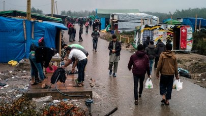 „Część uchodźców w Calais może nie przeżyć zimy”