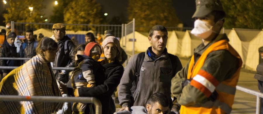 Unia Europejska nie ma przemyślanej strategii w sprawie fali migrantów - przyznają nieoficjalnie dyplomaci w Brukseli, z którymi rozmawiała korespondentka RMF FM Katarzyna Szymańska-Borginon. Wskazują przy tym, że przywódcy państw wspólnoty reagują emocjonalnie. Z tego powodu ich działania podejmowane w tej kwestii są chaotyczne. 