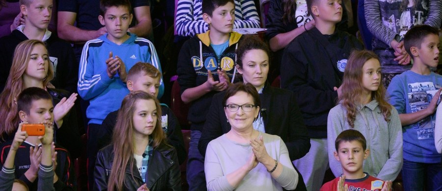 Poniedziałkowa debata telewizyjna Szydło-Kopacz to ostatnia próba wyjścia z impasu, w jakim znalazła się tonąca Platforma Obywatelska. Od niej zależeć będzie też "być albo nie być" samej Ewy Kopacz. Na kampanijnej barykadzie pojawiła się córka pani premier Katarzyna Kopacz, która zadania mamie nie ułatwia. Tygodnik "ABC" ujawnia kulisy przygotowań do ostatniego tygodnia kampanii wyborczej. W nowym wydaniu także obszerna rozmowa z kandydatką PiS na premiera, wiceprezesem tej partii - Beatą Szydło.