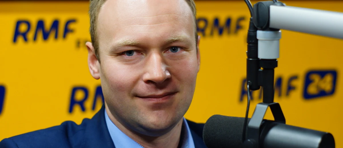 "Beata Szydło była sobą, była spokojna i merytoryczna. Ewa Kopacz była Michałem Kamińskim - straszyła PiS-em. Tak się nas boją, a wzięli połowę rządu PiS do siebie: Giertych, Marcinkiewicz, Dorn. My wygrywamy dzięki temu, że oni odeszli" - mówi w Kontrwywiadzie RMF FM rzecznik kampanii PiS Marcin Mastalerek. Uważa również, że "Kopacz przeszkadzała Szydło, co chwilę się wtrącała". "W PO dzień debaty będzie dniem, kiedy zacznie być kwestionowane przywództwo Kopacz" - komentuje Mastalerek. Jego zdaniem, "wczoraj Schetyna, który jest rywalem premier, musiał chyba odpalić cygaro i napić się dobrego wina". Marcin Mastalerek dodaje, że Prawu i Sprawiedliwości chodzi o to, żeby "w Polsce był spokój". "Wczoraj Kopacz pokazała chaos, Szydło spokój. Albo będzie rząd, który będzie współpracował z prezydentem, i w Polsce będzie spokój, albo nie" - mówi rzecznik kampanii PiS. Pytany o konstytucję PiS odpowiada natomiast: "Jest 2015 rok, my projekt mieliśmy w 2003 roku czy 2004. Jest jedna dziś osoba w Polsce, która ma mandat społeczny, żeby rozmawiać o konstytucji i inicjować rozmowę - to prezydent Duda" - mówi gość Kontrwywiadu. Pytany o to, co PiS zrobi z ustawą aborcyjną i o in vitro, odpowiada: "Kampania wyborcza to najgorszy moment, żeby rozpoczynać wojny ideologiczne".