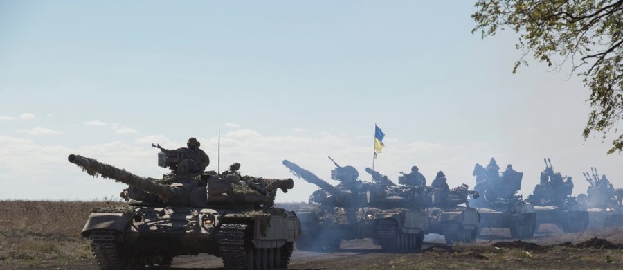 Ukraińska armia rozpoczęła wycofywanie czołgów z linii rozdziału w konflikcie z separatystami w obwodzie donieckim – poinformował przedstawiciel sztabu generalnego Ukrainy Leonid Matiuchin. Media prorosyjskich bojowników podały, że oni także przygotowują się do wycofywania uzbrojenia o kalibrze poniżej 100 mm. 
