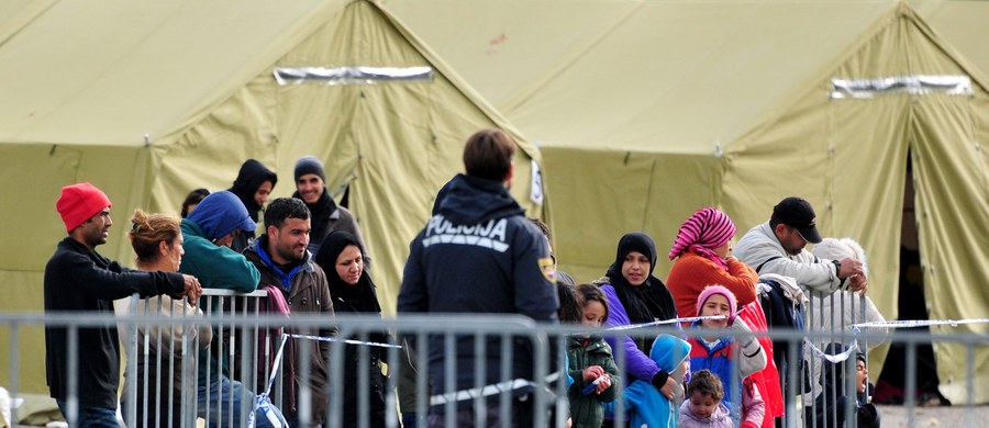 Chorwacja w sposób niekontrolowany kieruje na Słowenię tysiące migrantów i ignoruje prośby Lublany o ograniczenie ich napływu - oświadczył rząd Słowenii. Kryzys migracyjny zaostrzył się, odkąd w sobotę Węgry zamknęły granicę z Chorwacją.