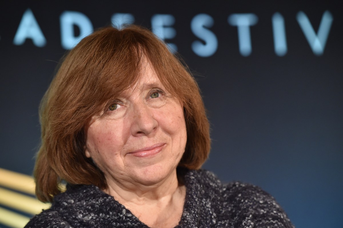 "Przestać pisać? Nieraz o tym myślałam" - przyznaje w rozmowie z RMF FM tegoroczna laureatka literackiego Nobla - Swietłana Aleksijewicz. "Było tak zwłaszcza w momentach, kiedy ludzie, którzy byli w łagrach, mówili mi o swojej miłości do Stalina, mówili, że to wielki człowiek" - wspomina. "To rychłe święto, na które liczyliśmy jeszcze w latach 90., po upadku ZSRR, nie przyszło. Byliśmy wtedy naiwni... Teraz zrozumieliśmy, że wolności nie zapewnia bentley czy szwajcarska czekolada..." - mówi noblistka w rozmowie z Malwiną Zaborowską i Maciejem Nyczem. "Przejściowy okres, w którym żyjemy, jeszcze długo potrwa. Jedyne, o co się wszyscy modlimy, to żeby obeszło się bez większego rozlewu krwi. By w ogóle nie doszło do przelewu krwi..." - dodaje.