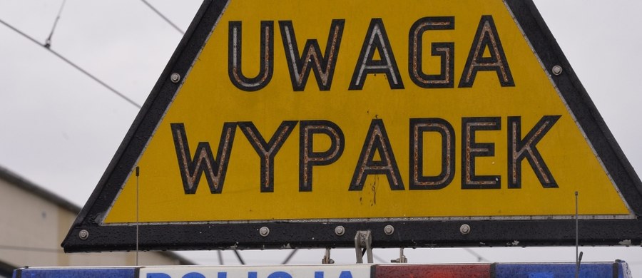 8 i 7 lat więzienia to kary dla trójki mężczyzn oskarżonych o zrzucenie na autostradę bryły lodu i spowodowanie śmierci 46-letniego kierowcy tira. Sąd Apelacyjny w Krakowie utrzymał w środę w mocy wyrok wydany w marcu przez tarnowski sąd okręgowy.Wyrok jest prawomocny. Proces w tej sprawie toczył się już po raz trzeci.