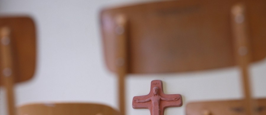 Szkoła miała prawo zwolnić katechetkę w ciąży - uznał nieprawomocnie krakowski sąd, oddalając pozew Sylwii Zawlockiej wobec placówki. Kobietę zwolniono, gdy biskup cofnął jej skierowanie do nauczania religii, uzasadniając, że żyje ona w konkubinacie.