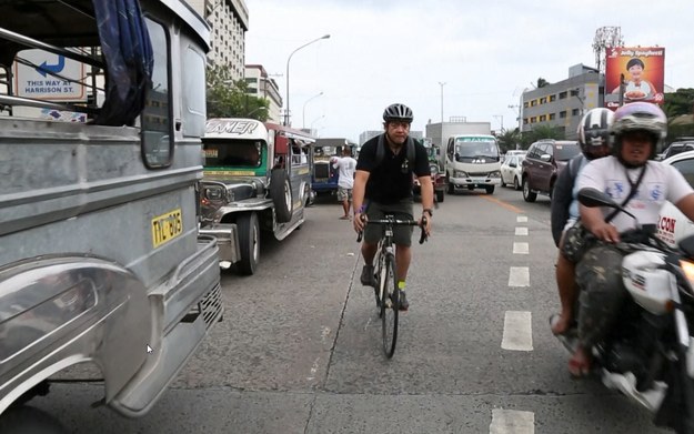 Gigantyczne korki, zanieczyszczone powietrze i nieostrożni kierowcy. Ulice Manili nie są zbyt przyjazne rowerzystom. Mimo to, niewielka ilość śmiałków stara się tu promować jazdę na rowerze. – Bardzo ważne jest, aby mieszkańcy przesiedli się na rowery. Rozwiązałoby to problem korków i zanieczyszczeń – mówi przewodniczący stowarzyszenia The Firefly Brigade, Jack Yabut.


Na ulicach Manili ruch samochodowy stale się nasila, ponieważ coraz więcej Filipińczyków może sobie pozwolić na zakup auta. Korki zaś rosną, a przestrzeń powoli maleje.