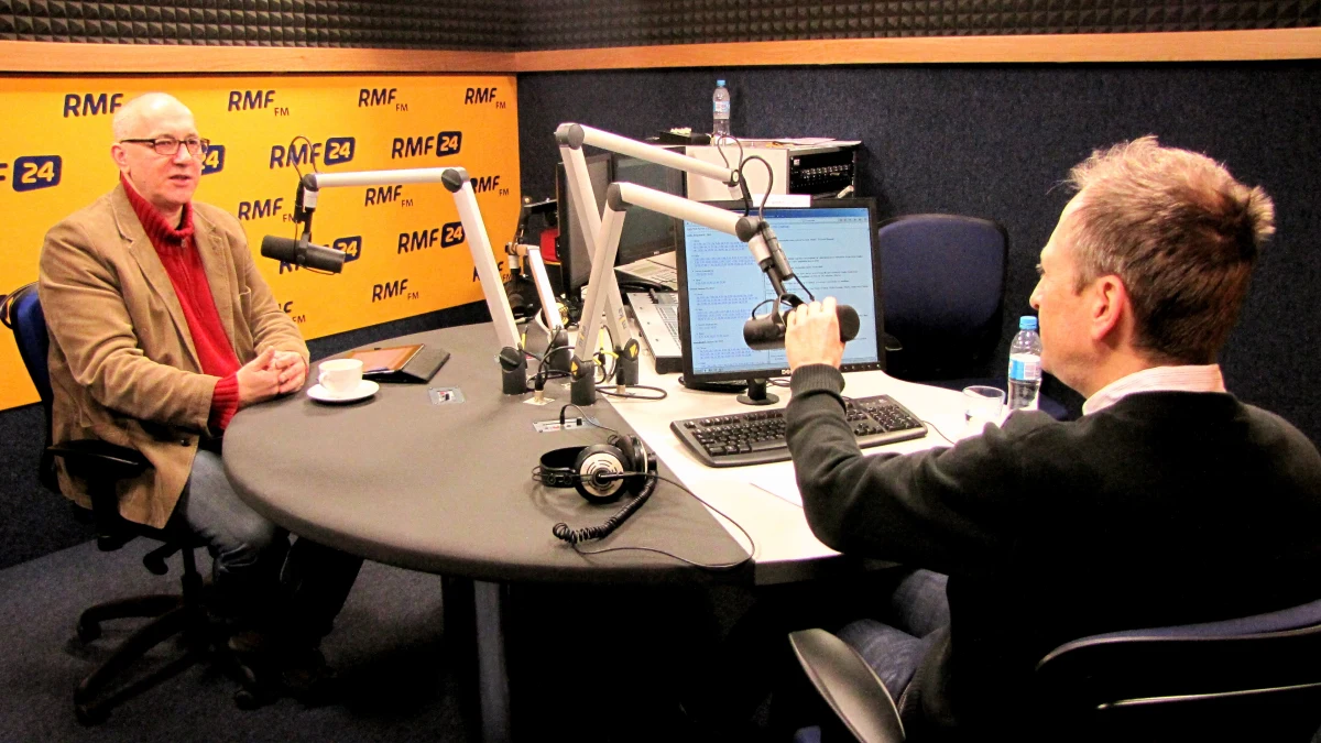 „Kolejna odsłona afery taśmowej dała dowód, że dziś elity polityczne, w rękach których jest odpowiedzialność za państwo są skundlone. Postawa kelnerska czołowych polityków w państwie wobec oligarchy jest czymś ostentacyjnie odrażającym i nieprzyzwoitym” – mówi w Kontrwywiadzie RMF FM Joachim Brudziński z PiS w odpowiedzi na pytania słuchaczy. Jego zdaniem „miejsce tych polityków jest na marginesie polskiej polityki”. Brudziński dodaje, że „najważniejsi politycy, z byłym premierem na czele zostali pozbawieni elementarnej wiarygodności”. „Dużo mówimy o Wawrzynowiczu, Sienkiewiczu, Sikorskim, a nie mówimy o kierowniku. Ktoś był patronem tej całej patologii, która miała miejsce przez ostatnie lata”  - mówi gość RMF FM. Dodaje, że jest jeden polityk, który wychodzi z afery taśmowej z „podniesionym czołem” – Mariusz Kamiński. 