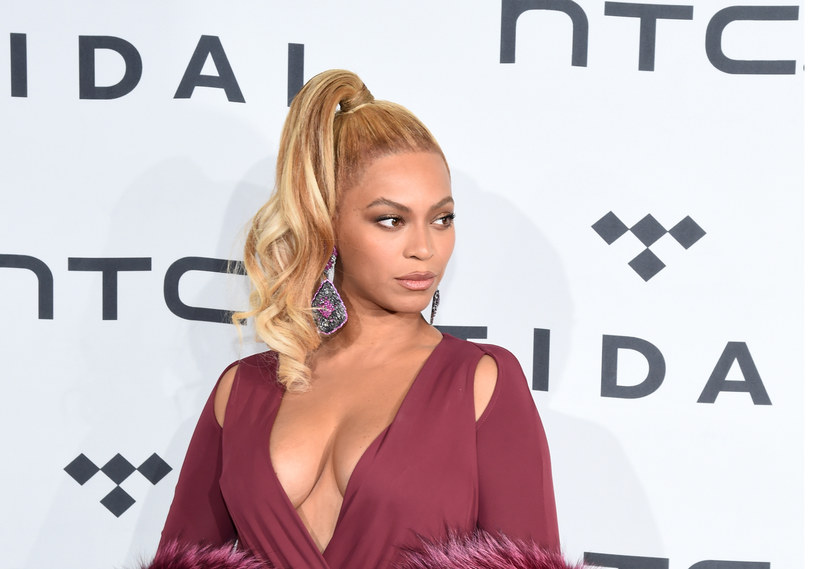 Jedną z gwiazd imprezy charytatywnej serwisu muzycznego Tidal była Beyonce. Wokalistka kusiła na scenie i poza nią. Reporterom nie uciekł natomiast mały incydent, do którego doszło na ściance. 