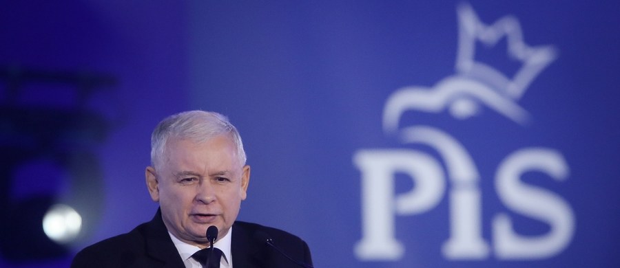 "Musimy być jedną, lojalną drużyną, która służy jednemu celowi"  - przekonywał prezes PiS Jarosław Kaczyński na warszawskiej konwencji partii. Nawoływał do odrzucenia własnych ambicji i chęci odwetu. "PiS nie powstało dla siebie, powstało dla Polski" - podkreślił.