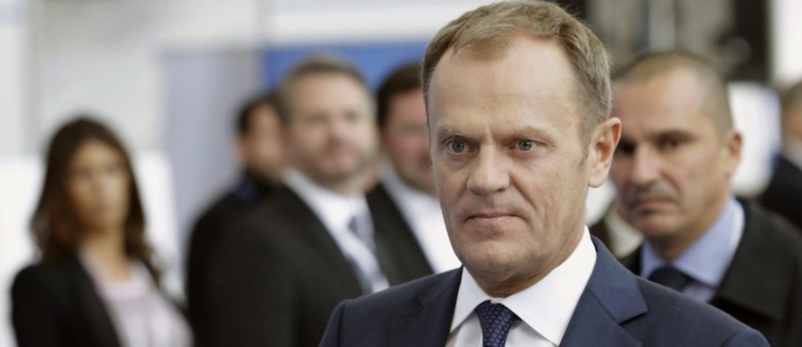 Tusk unijnym średniakiem. Wpływowy portal zajmujący się polityką europejską Politico przeprowadził sondaż w sprawie oceny Donalda Tuska. Przepytał ponad 100 czołowych decydentów w Europie i USA. 42 proc. respondentów przyznało mu ocenę średnią, 37 proc. dobrą lub bardzo dobrą, a 22 proc. słabą lub bardzo słabą. 