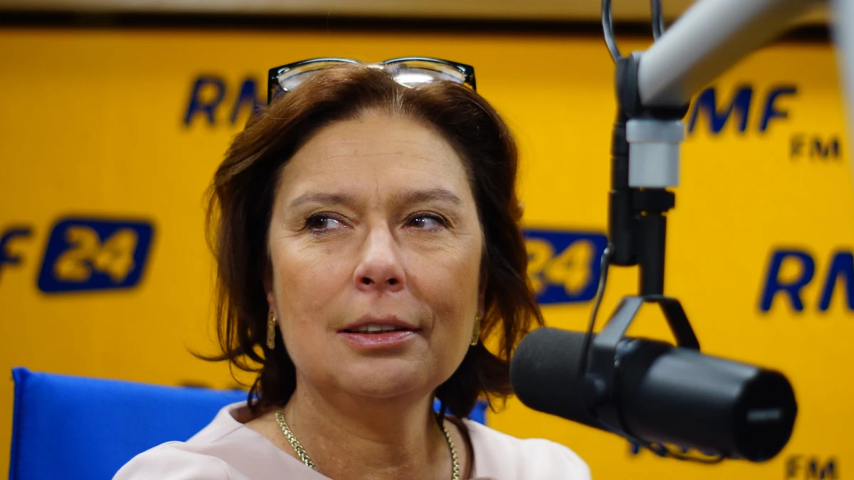 „Na pewno język niektórych rozmów jest niewłaściwy, a merytorycznie ich nie oceniam, bo nie wiem jaki fragment rozmowy został wyjęty. Na pewno bardzo przykre, że tych rozmów muszę słuchać” – mówi w Kontrwywiadzie RMF FM marszałek Sejmu Małgorzata Kidawa-Błońska z PO pytana przez słuchaczy o publikację nowych taśm. „Na każdy kontakt polityka z biznesem patrzy się negatywnie, ale ta współpraca powinna być, tyle, że na określonych warunkach” – dodaje Kidawa-Błońska. „Trudno sobie wyobrazić, że biznes, który ma znacznie dla rozwoju kraju będzie odizolowany od polityki” – uważa gość RMF FM.