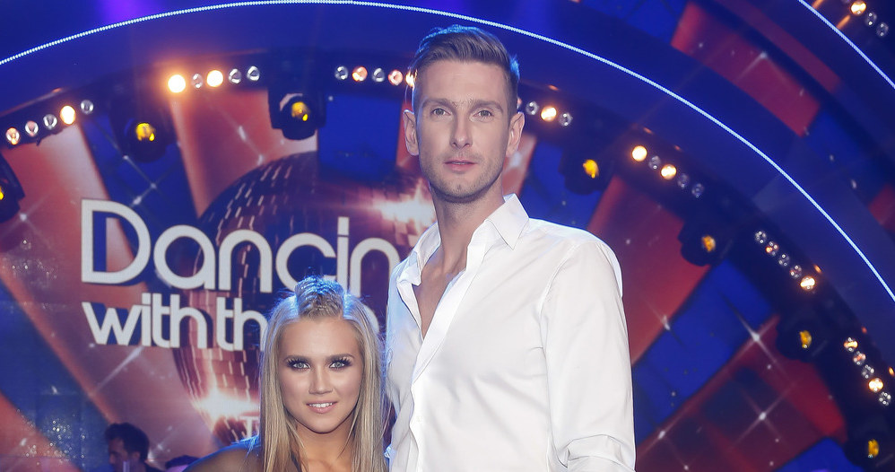 - Sport i taniec to dwa odległe, a jednak bardzo podobne światy - uważa były siatkarz Łukasz Kadziewicz. W programie "Dancing with the Stars. Taniec z gwiazdami" jego partnerką i trenerką jest Agnieszka Kaczorowska.