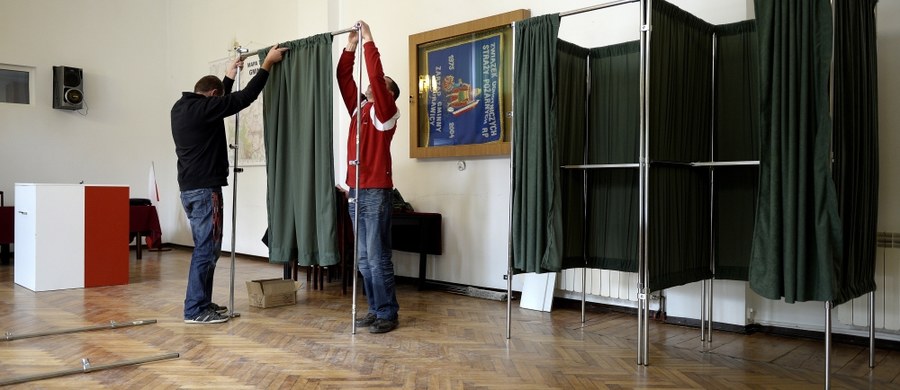 Zwykle wybory uznawane są nie bez racji, za święto demokracji. Obywatele wybierają swoich przedstawicieli, powierzając im sterowanie wspólnymi sprawami. Godne to i sprawiedliwe. Na wybory można jednak spojrzeć także jak na przetasowanie władz korporacji politycznej, która dzięki ustalanym przez siebie samą regułom sprawuje rządy niezależnie od czyjejkolwiek woli. Może nawet tak na nie patrzeć trzeba.